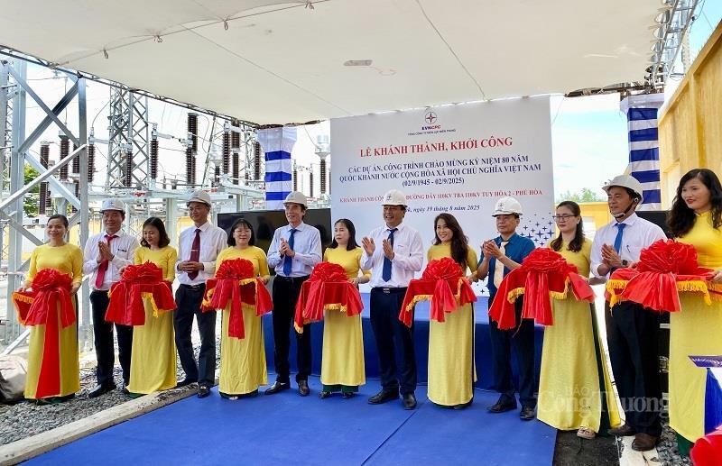 Các đại biểu cắt băng khánh thành Dự án Đường dây 110kV TBA 110kV Tuy Hòa 2 - Phú Hòa