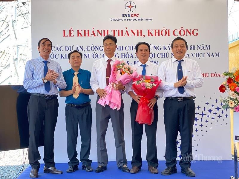 EVNCPC và Sở Công Thương tỉnh Đắk Lắk tặng hoa chúc mừng Dự án hoàn thành đạt tiến độ