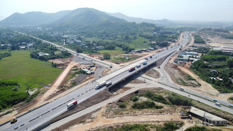 Tuyến đường bộ cao tốc Hòa Liên - Túy Loan 11,5km đi qua phường Liên Chiểu, phường Hòa Khánh, xã Bà Nà (thành phố Đà Nẵng) với tổng mức đầu tư 2.113 tỷ đồng