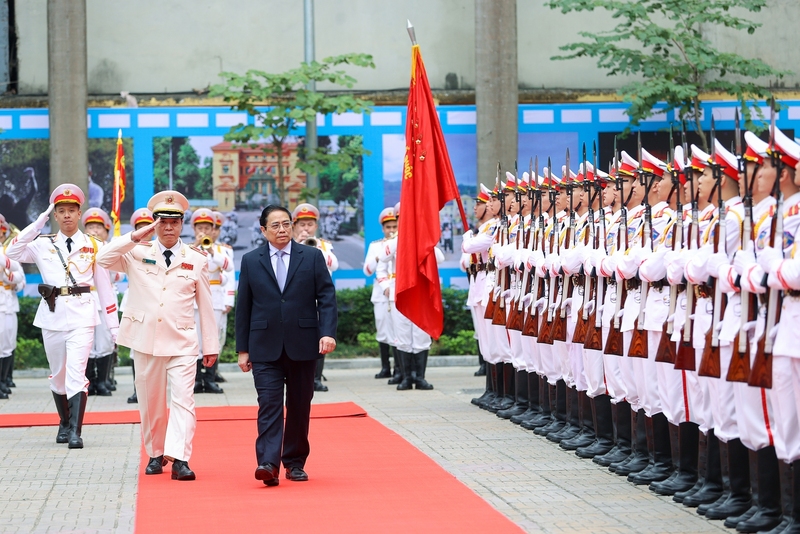 Lực lượng Công an nhân dân luôn là "Thanh bảo kiếm" của Đảng, Nhà nước, "Lá chắn thép" vững chắc trong bảo vệ an ninh Tổ quốc, đấu tranh với các loại tội phạm, giữ gìn cuộc sống bình yên, hạnh phúc, ấm no của Nhân dân- Ảnh VGP/Nhật Bắc