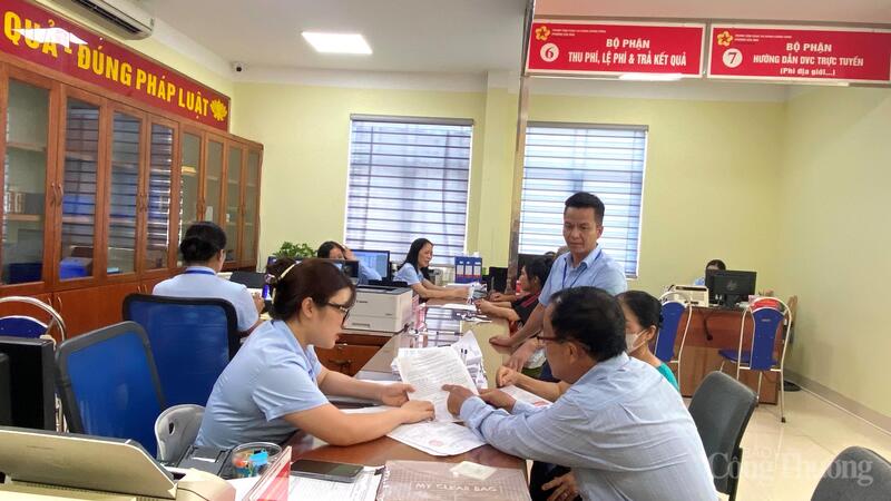 Người dân thực hiện các thủ tục hành chính tai Trung tâm phục vụ hành chính công phường Cửa Ông, tỉnh Quảng Ninh