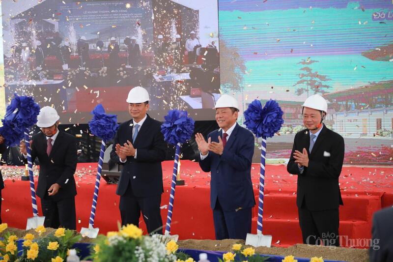 Các đại biểu thực hiện nghi thức khởi công dự án Trung tâm huấn luyện thể thao Quốc gia tại Đà Lạt - Khu B3