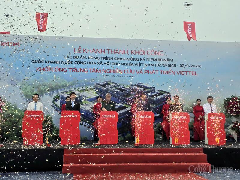 Các đại biểu thực hiện nghi lễ khởi công