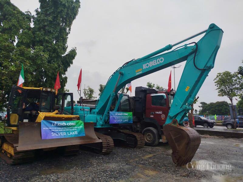 Các phương tiện máy móc chuẩn bị cho lễ khởi công dự án. Ảnh: Hải Sơn