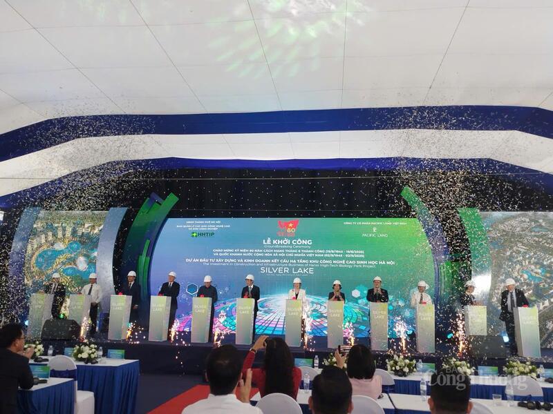 Các đại biểu thực hiện nghi thức ấn nút khởi công dự án. Ảnh: Hải Sơn
