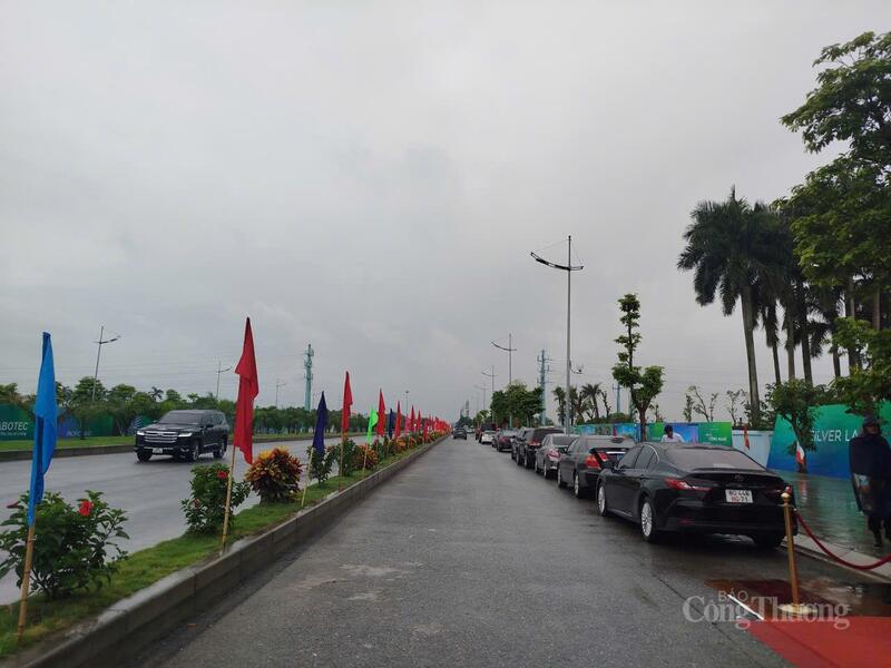 Dự án có giao thông thuận lợi, nằm sát trên trục đường Phạm Văn Nghị, tiếp giáp với Đại lộ Thăng Long. Ảnh: Hải Sơn