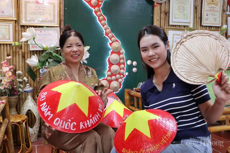 Nón lá vẽ cờ đỏ sao vàng làng Chuông đắt hàng dịp Quốc khánh 2/9. Ảnh: Phương Thảo