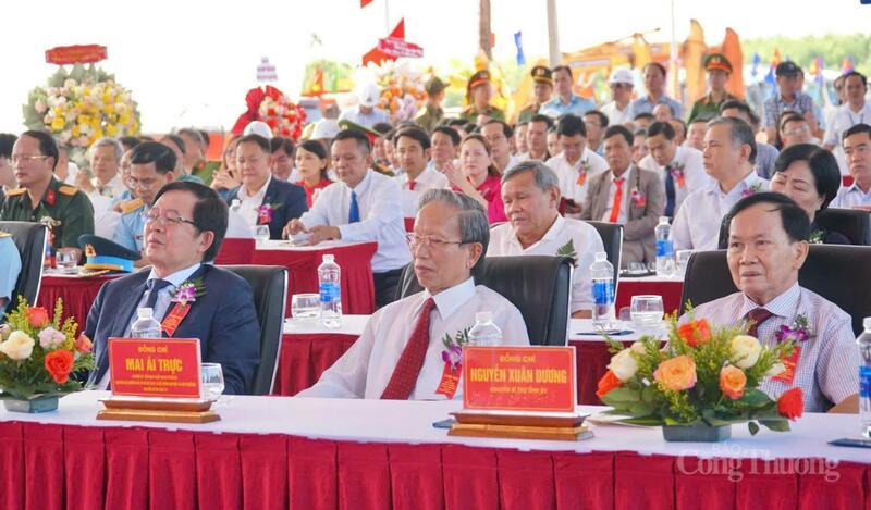 Bí thư Tỉnh uỷ Hồ Quốc Dũng (ngoài cùng, bên trái) cùng nguyên lãnh đạo địa phương