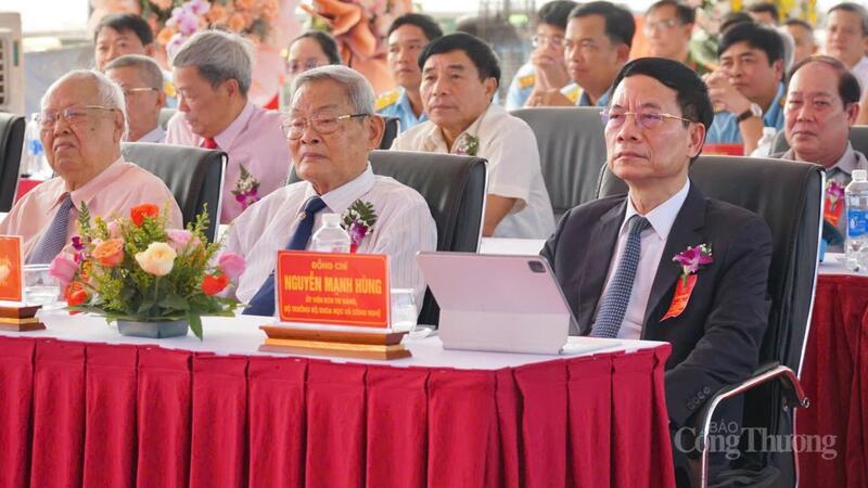 Tham dự lễ khởi công có ông Nguyễn Mạnh Hùng, Bộ trưởng Bộ Khoa học và Công nghệ