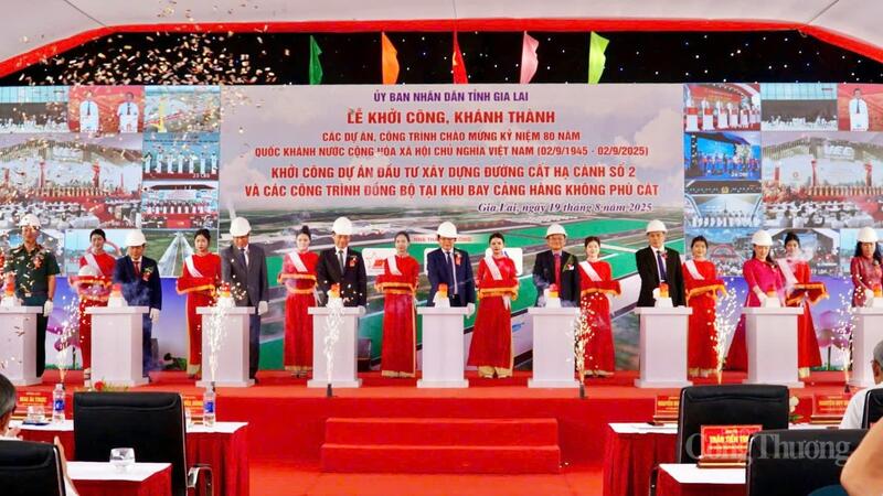 Các đại biểu nhấn nút khởi công Dự án đầu tư xây dựng đường cất hạ cánh số 2 và các công trình đồng bộ tại khu bay Cảng hàng không Phù Cát