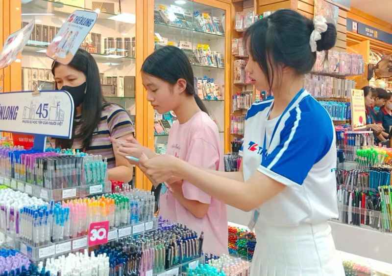 Học sinh chọn mua các loại bút, chuẩn bị cho mùa tựu trường