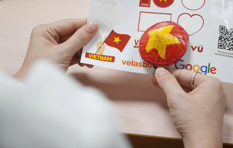 Những phụ kiện, sticker xinh xắn chào mừng Quốc khánh. Ảnh: Minh Trang
