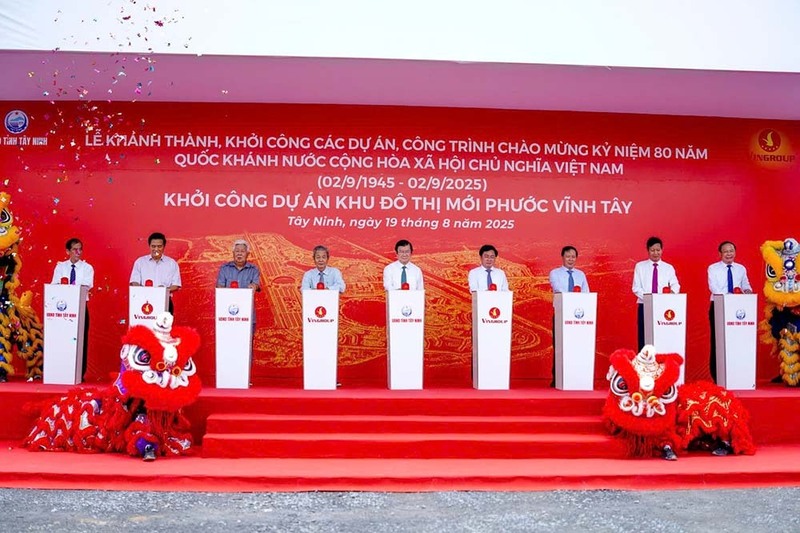 Các đại biểu làm lễ khởi công dự án Khu đô thị mới Phước Vĩnh Tây.
