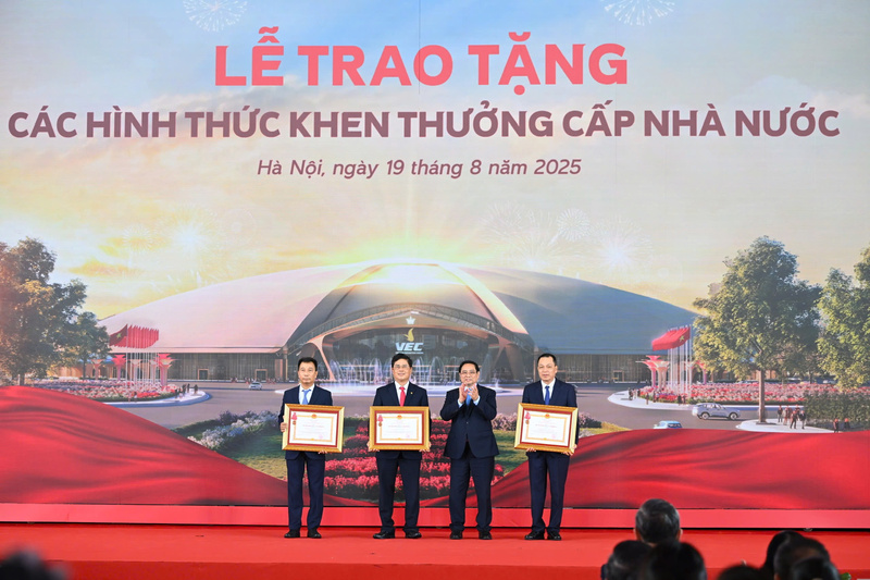Thủ tướng Phạm Minh Chính thay mặt lãnh đạo Đảng, Nhà nước tặng Huân chương Lao động hạng Ba cho Tập thể EVN/EVNNPT và cá nhân Chủ tịch EVN Đặng Hoàng An.jpg