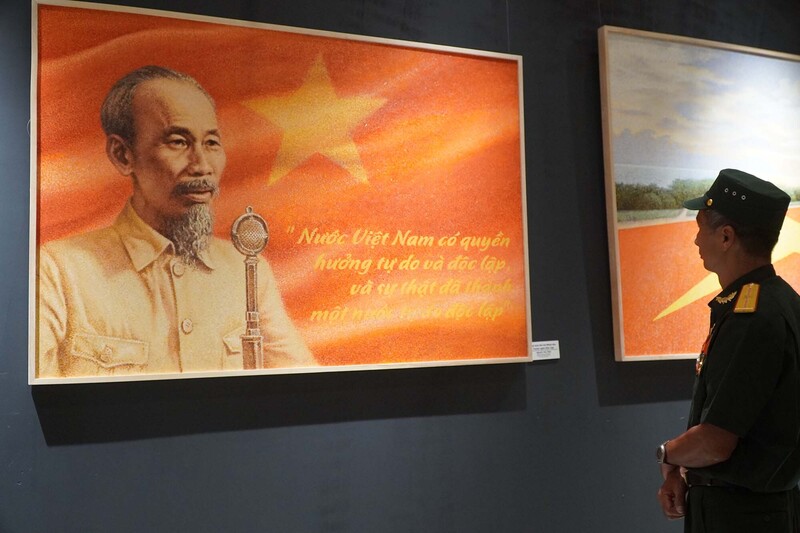 Tác phẩm "Chủ tịch Hồ Chí Minh đọc Tuyên ngôn độc lập", tác giả Nguyễn Thu Thuỷ. Ảnh: Hoa Quỳnh
