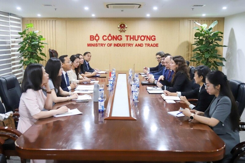 Toàn cảnh buổi làm việc giữa Thứ trưởng Nguyễn Hoàng Long và Đại sứ Valeria Csukasi, Thứ trưởng Bộ Ngoại giao Uruguay. Ảnh: Moit.gov.vn