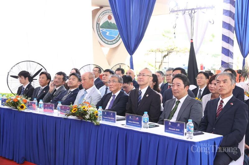 Các đại biểu dự lễ khánh thành.