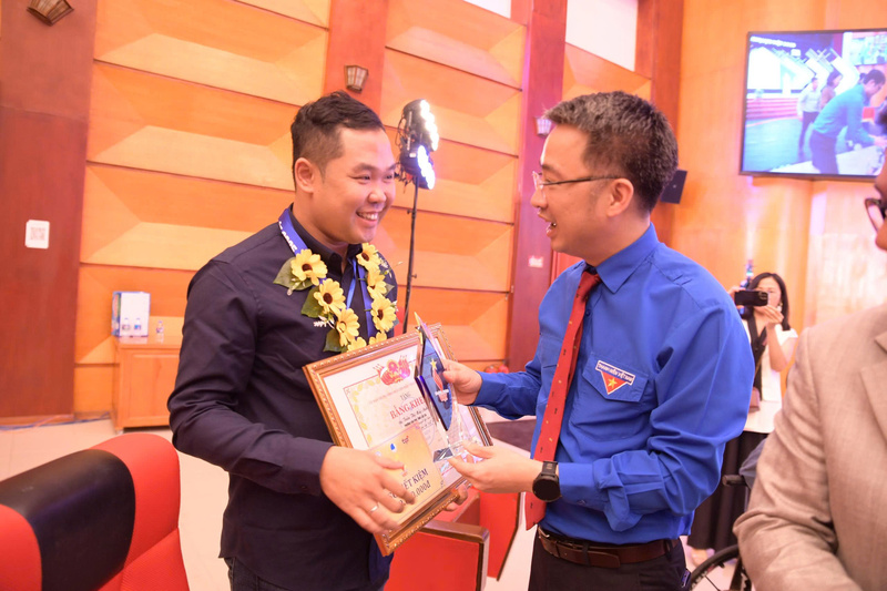 Mỗi đại biểu được tôn vinh nhận Bằng khen của Trung ương Hội LHTN Việt Nam, biểu trưng và sổ tiết kiệm trị giá 10 triệu đồng do TCP Việt Nam trao tặng.