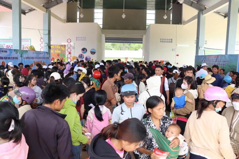 Đông đảo người dân xã Tu Mơ Rông hào hứng đến với phiên chợ 0 đồng