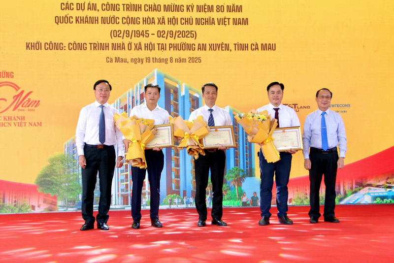 Lãnh đạo tỉnh Cà Mau trao Bằng khen cho các tập thể và cá nhân đã có đóng góp tích cực trong việc triển khai chương trình nhà ở xã hội tại địa phương