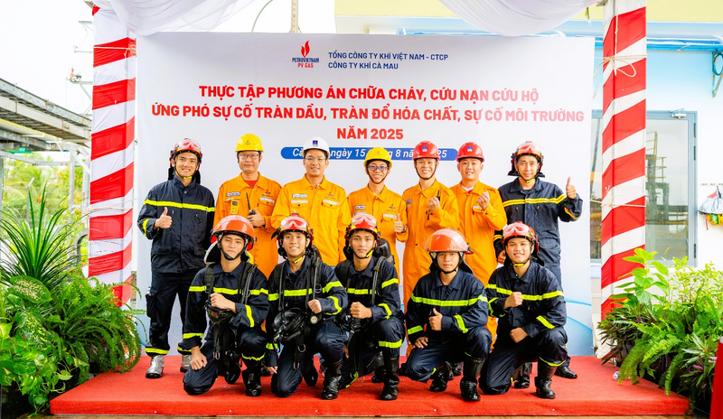 PV GAS CA MAU tổ chức thực tập phương án chữa cháy, cứu nạn cứu hộ, ứng phó sự cố tràn dầu, hóa chất và môi trường năm 2025 (Ảnh: PV GAS)