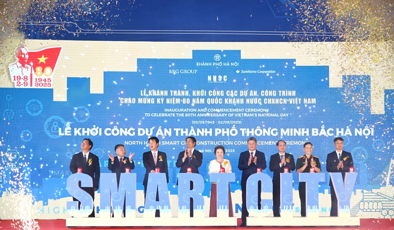 Các đại biểu thực hiện nghi thức khởi công dự án Thành phố thông minh Bắc Hà Nội
