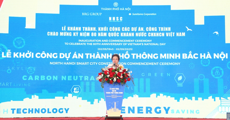 Madame Nguyễn Thị Nga, Chủ tịch Tập đoàn BRG, Phó Chủ tịch kiêm Tổng Giám đốc Công ty Thành phố Thông minh Bắc Hà Nội phát biểu tại sự kiện.