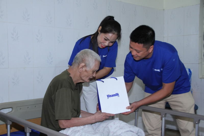 Góp phần chăm sóc sức khỏe thể chất cho những anh hùng của đất nước, Vinamilk dành tặng những món quà dinh dưỡng thiết thực như sữa tươi Vinamilk 100%, sữa hỗ trợ ăn ngủ ngon Sure Prevent Gold… (Ảnh: Thanh Bình).