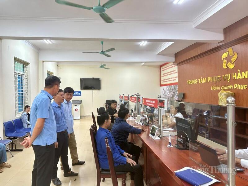 Ông Nguyễn Nguyễn Văn Thịnh, Phó Cục trưởng Cục Đổi mới sáng tạo, Chuyển đổi xanh và Khuyến công đã trực tiếp khảo sát, ghi nhận thực tế tại Trung tâm phục vụ hành chính công xã Mường Ảng (tỉnh Điện Biên) liên quan đến lĩnh vực Công Thương