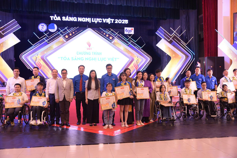 Bí thư thứ nhất Trung ương Đoàn Bùi Quang Huy và các đồng chí trong Ban Bí thư Trung ương Đoàn, đại diện các đơn vị liên quan trao Bằng khen, sổ tiết kiệm tặng những tấm gương "Tỏa sáng nghị lực Việt" năm 2025.