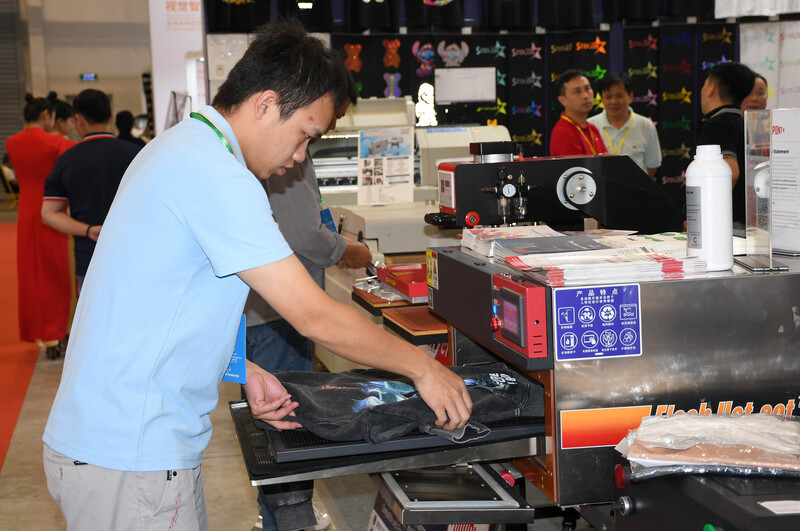 Triển lãm tập trung giới thiệu 10 nhóm sản phẩm công nghệ, máy thiết bị cho ngành công nghiệp in thêu, sản phẩm và nguyên phụ liệu dệt may;  ngành in trên các chất liệu gỗ, gốm sứ… Ảnh: Minh Khuê.