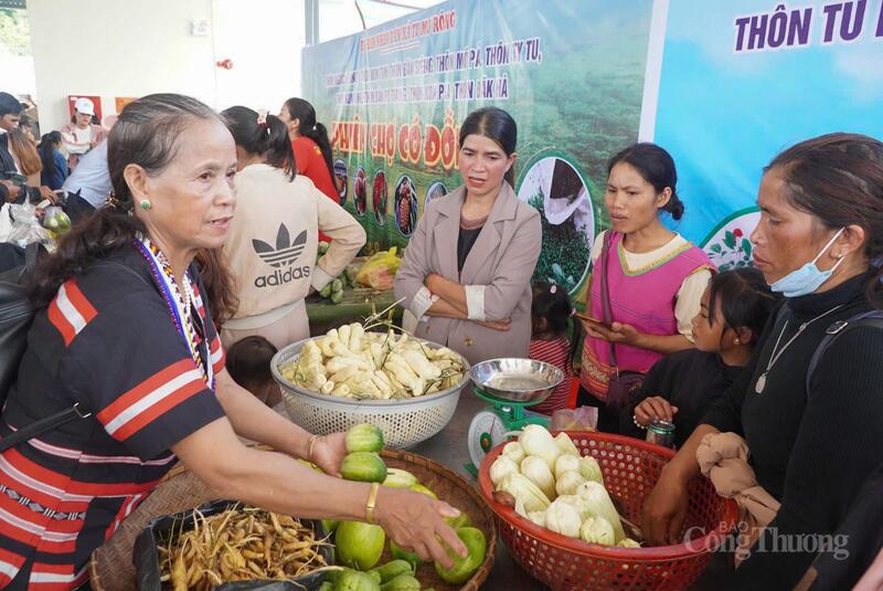 Xã Tu Mơ Rông đã tổ chức Phiên chợ “0 đồng” lần đầu tiên thu hút nhiều người dân tham gia.