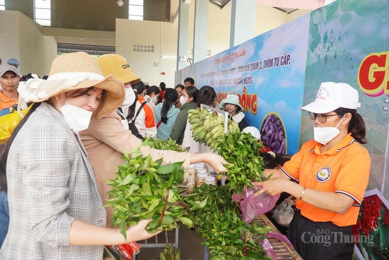 Phiên chợ 0 đồng với 7 gian hàng được cán bộ, công chức, các doanh nghiệp, hợp tác xã. vận động cung cấp miễn phí nhiều mặt hàng.