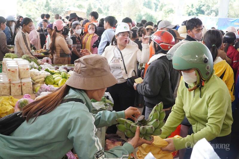 Phiên chợ còn là nơi trưng bày và bán các sản phẩm nông sản, dược liệu do người dân.