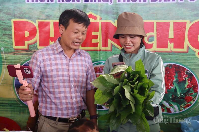 Người dân tại chợ thực hành livestream bán nông sản và dược liệu trên mạng xã hội