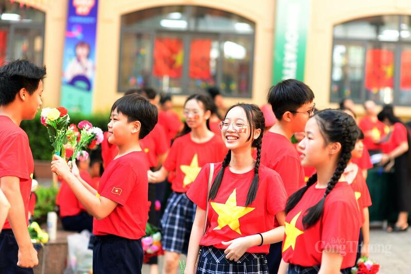 Học sinh Trường Nguyễn Siêu trong áo cờ đỏ sao vàng