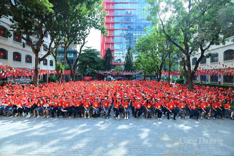 Học sinh được sống trong những ngày tháng hào hùng của dân tộc.