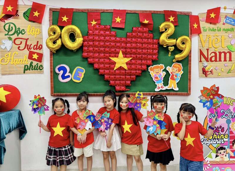 Học sinh Trường Tiểu học Quảng An háo hức với góc học tập được tô điểm bằng chủ đề lịch sử. Ảnh: NTCC
