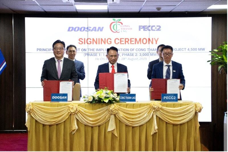 Đại diện các bên ký kết thỏa thuận nguyên tắc thực hiện dự án Nhà máy điện Công Thanh 4.500MW. Ảnh: CT