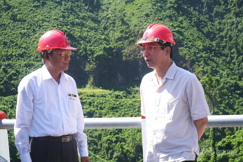Phó Chủ tịch UBND thành phố Đà Nẵng Trần Chí Cường (bên phải) trong buổi kiểm tra các thủy điện