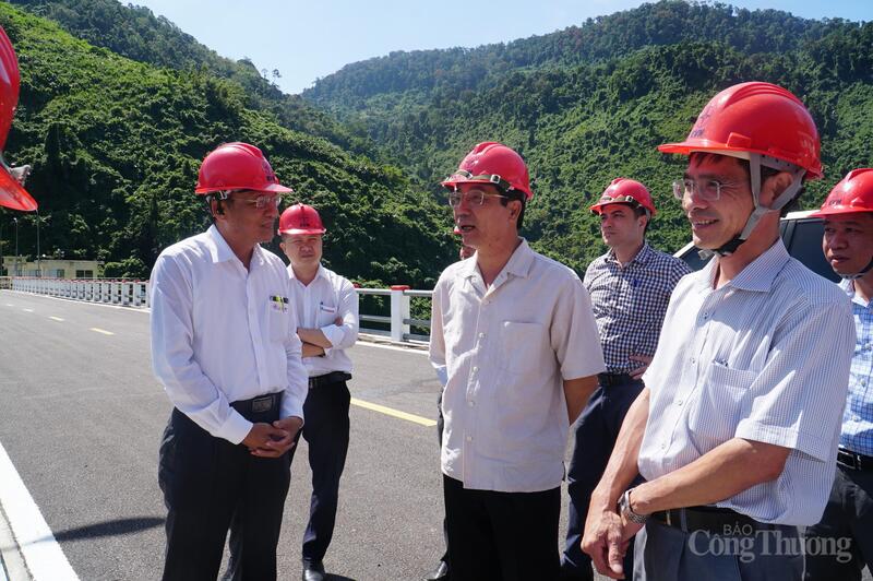 Kiểm tra tại đập thủy điện A Vương