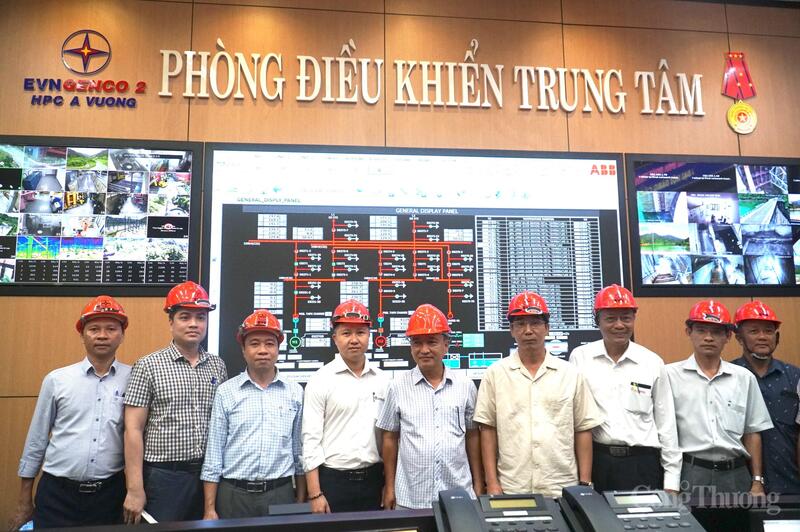 Phó Chủ tịch UBND thành phố Đà Nẵng Trần Chí Cường và đoàn công tác kiểm tra, làm việc tại phòng điều khiển trung tâm thủy điện A Vương