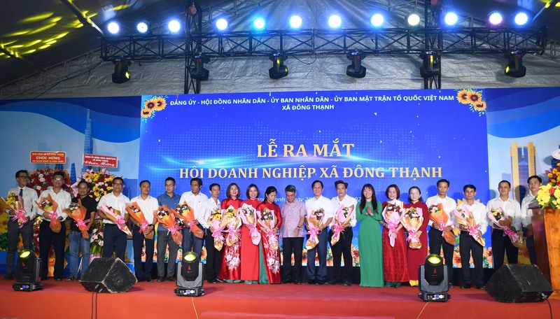 Ra mắt Ban chấp hành Hội Doanh nghiệp xã Đông Thạnh. Ảnh: Minh Khuê