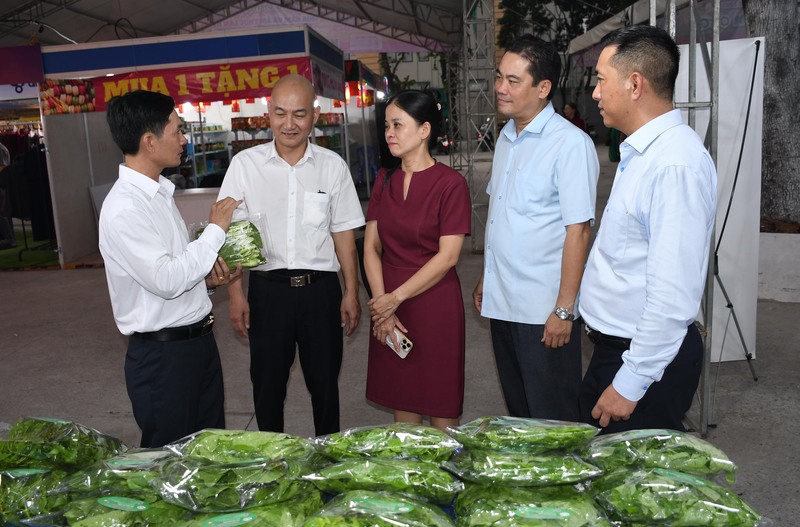 Đại diện Hợp tác xã rau sạch Gap (Rasafood) giới thiệu sản phẩm đạt OCOP 3 sao của hợp tác xã với ông Nguyễn Nguyên Phương, Phó Giám đốc Sở Công Thương TP. Hồ Chí Minh trong khuôn khổ sự kiện. Ảnh: Minh Khuê