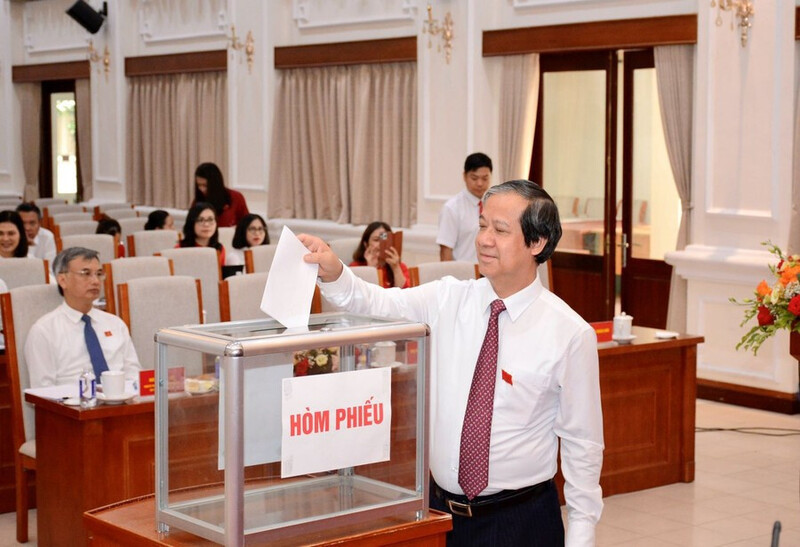 Bộ trưởng Bộ Giáo dục và Đào tạo Nguyễn Kim Sơn bỏ phiếu tại Đại hội Chi bộ Vụ Tổ chức cán bộ nhiệm kỳ 2025-2027. Ảnh: Hiếu Nguyễn