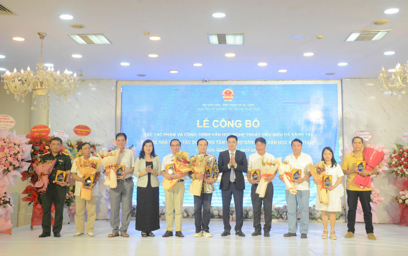 Các tác giả có tác phẩm và công trình văn học nghệ thuật tiêu biểu tại lễ công bố. Ảnh: Hà An