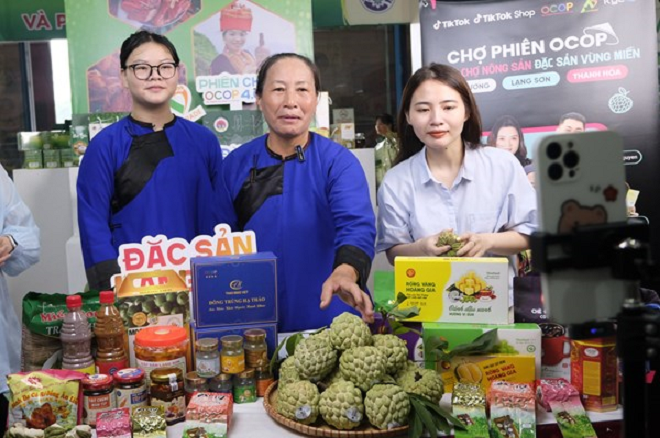 Đồng bào dân tộc thiểu số và miền núi tỉnh Lạng Sơn biết tận dụng thương mại điện tử livestream bán nông sản. Ảnh: Quý Đức