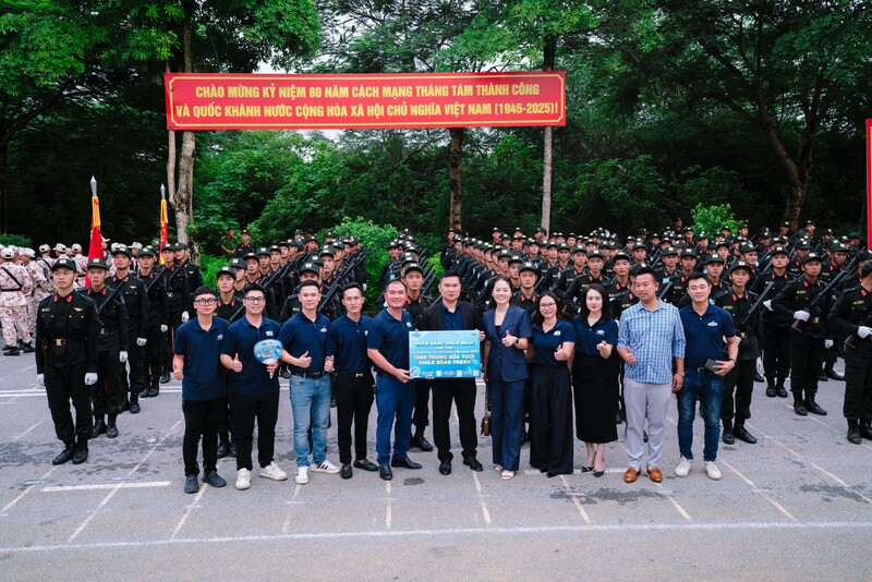 Đại diện Tập đoàn SBI trao tặng hơn 1.000 thùng sữa tươi Smile Bear Fresh cho các cán bộ, chiến sĩ tại khu huấn luyện Hòa Lạc, Hà Nội