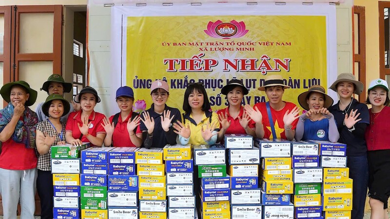 Đại diện Smile Bear Việt Nam trao nhu yếu phẩm và sản phẩm dinh dưỡng cho bà con vùng lũ tại xã Lượng Minh ( Nghệ An)