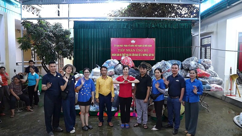 Những phần quà cứu trợ từ Smile Bear kịp thời đến tay người dân xã Hữu Kiệm (Nghệ An) sau đợt mưa lũ vừa qua.